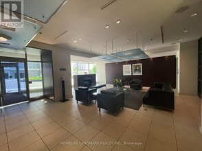 36-2036 Lee Centre Dr in Toronto, ON - Building Photo - Building Photo