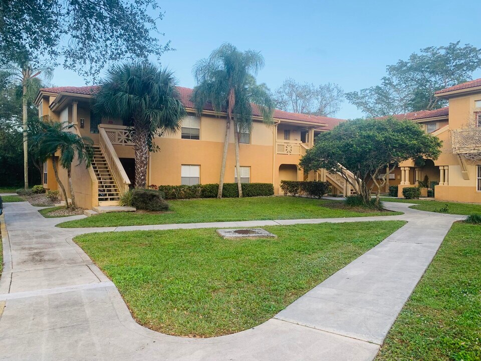 4823 Via Palm Lakes in West Palm Beach, FL - Building Photo