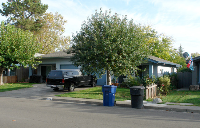 424 Lincoln Ave in Rohnert Park, CA - Building Photo - Building Photo