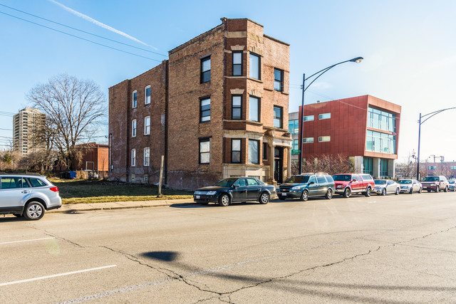 3733 S Indiana Ave in Chicago, IL - Building Photo