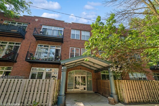 property at 2333 W St Paul Ave