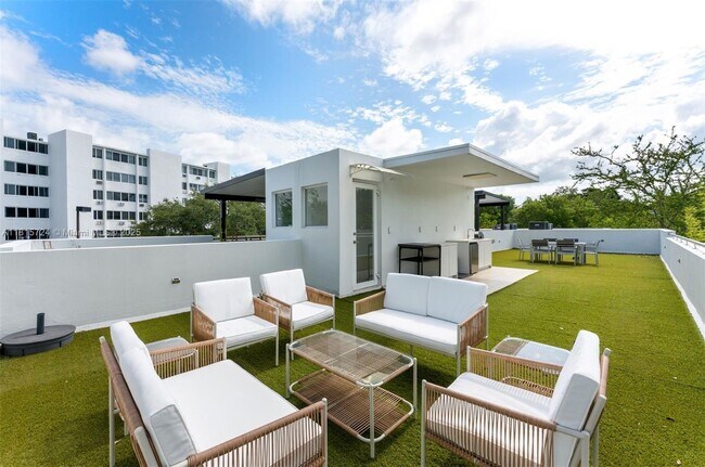 2908 Virginia St in Miami, FL - Building Photo - Building Photo