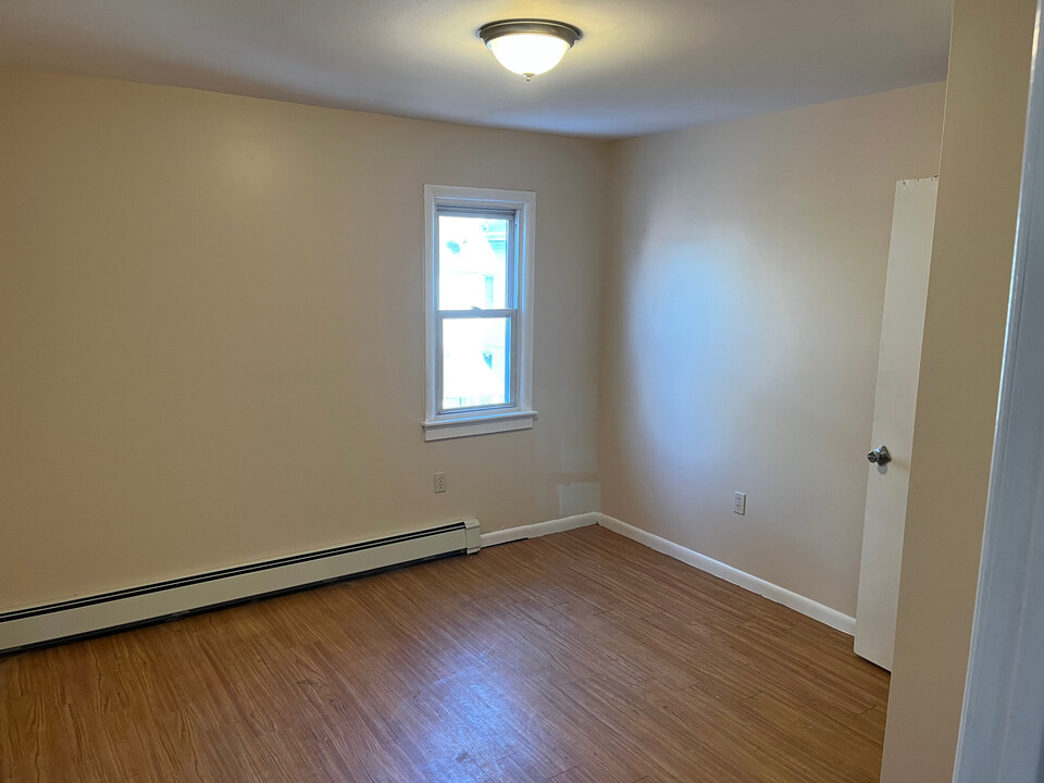 13 Armstrong Pl, Unit Apt 3 in Bridgeport, CT - Building Photo
