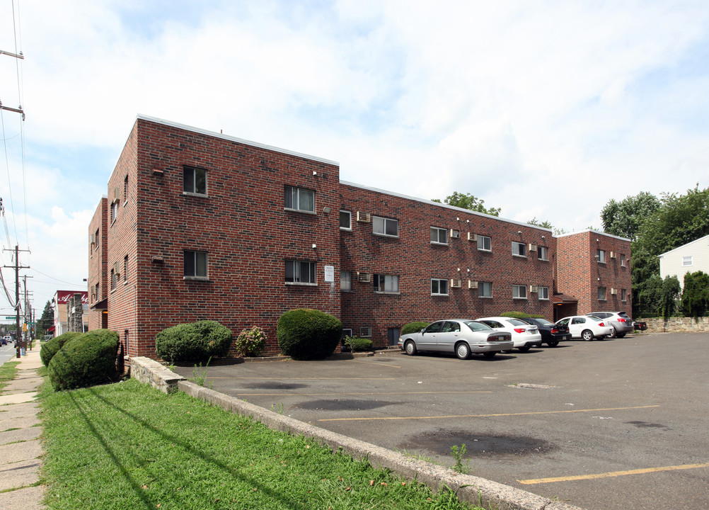 Linwood Manor in Philadelphia, PA - Building Photo