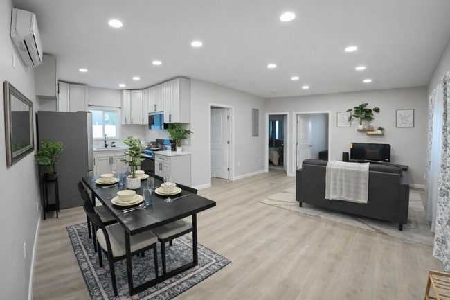 148 E Rosslynn Ave in Fullerton, CA - Foto de edificio - Building Photo