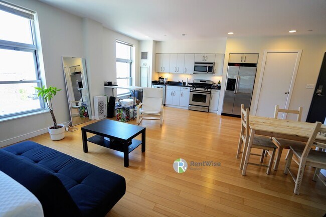 601 Albany St in Boston, MA - Building Photo - Building Photo