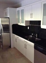 141 Crandon Blvd in Key Biscayne, FL - Foto de edificio - Building Photo
