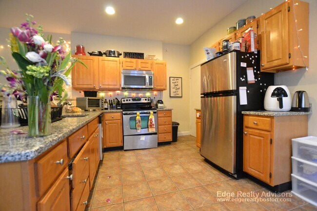 1288 Commonwealth Ave, Unit 4 in Boston, MA - Foto de edificio - Building Photo