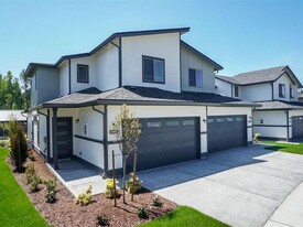 Sawyer Trail Apartments & Townhomes in Tacoma, WA - Building Photo