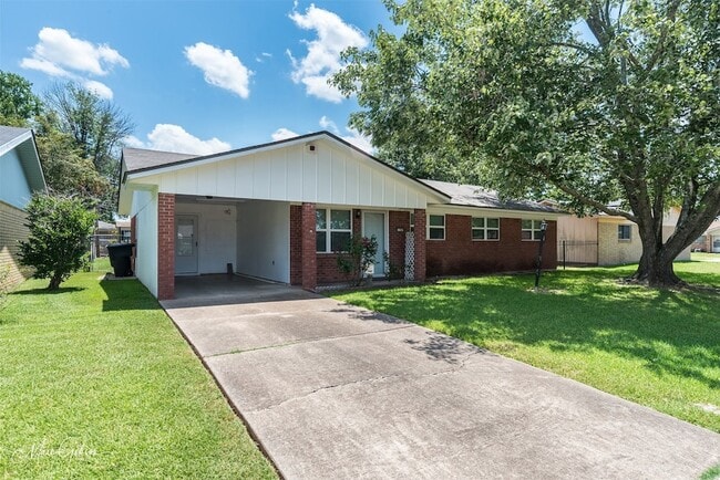 1202 Wisteria St in Bossier City, LA - Foto de edificio - Building Photo