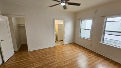 727 S Coronado St in Los Angeles, CA - Foto de edificio - Building Photo