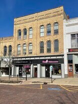 116 N Benton St in Woodstock, IL - Building Photo