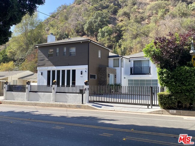 1521 Benedict Canyon Drive in Beverly Hills, CA - Building Photo - Building Photo