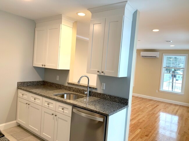 226 Main St, Unit 2 in North Andover, MA - Foto de edificio - Building Photo