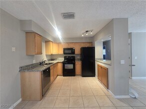 4910 Viceroy St in Cape Coral, FL - Foto de edificio - Building Photo