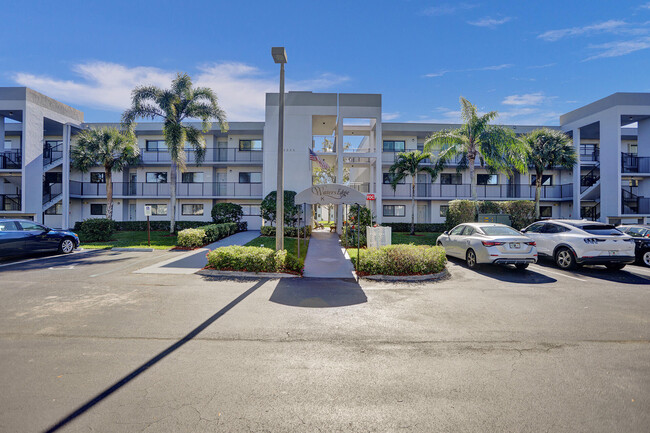 15355 Lakes of Delray Blvd in Delray Beach, FL - Foto de edificio - Building Photo