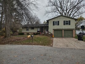 1394 Carriage Hill Dr SE in Kentwood, MI - Building Photo