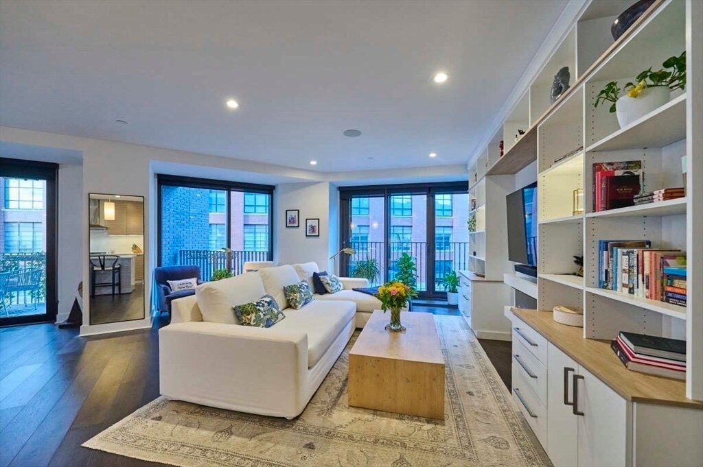 14 W Broadway in Boston, MA - Building Photo