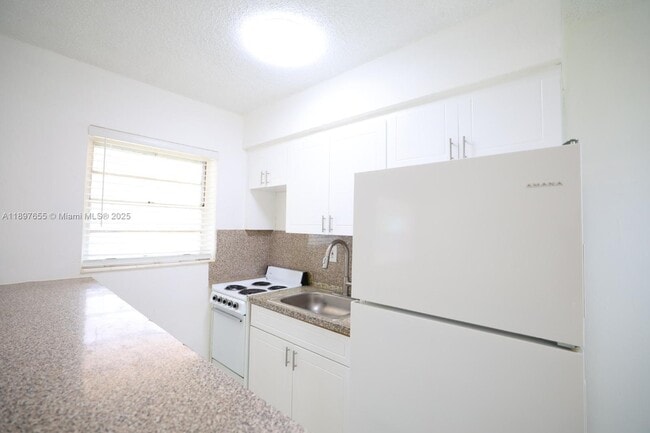 7155 W 14th Ct in Hialeah, FL - Building Photo - Building Photo