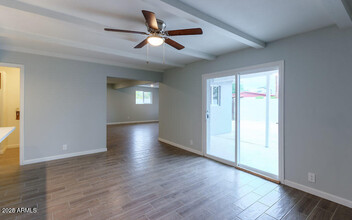 1654 N Queensbury in Mesa, AZ - Foto de edificio - Building Photo