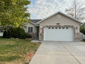 10519 S Poplar Grv Dr in South Jordan, UT - Building Photo