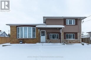 1 Eldrid Ct in Grimsby, ON - Building Photo