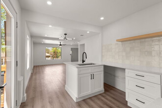 334 Cooper St in San Antonio, TX - Foto de edificio - Building Photo
