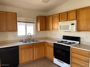 6427 Rusticated Stone Ave in Henderson, NV - Building Photo - Building Photo