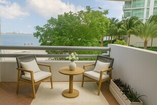 555 NE 30th St, Unit 203 in Miami, FL - Building Photo