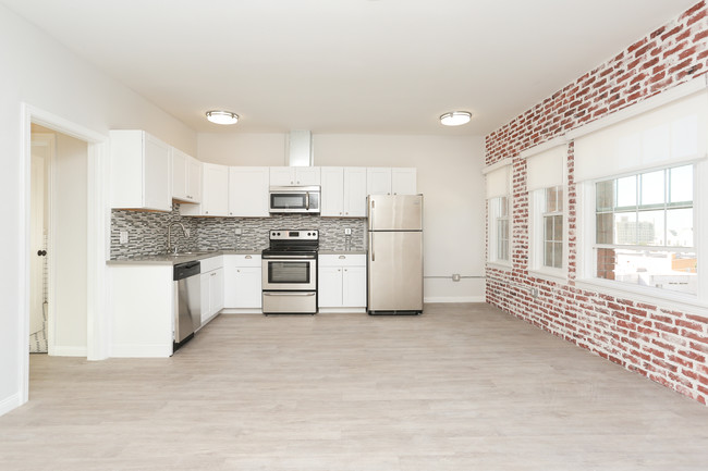 The Eleanor Apartments in Los Angeles, CA - Building Photo - Interior Photo