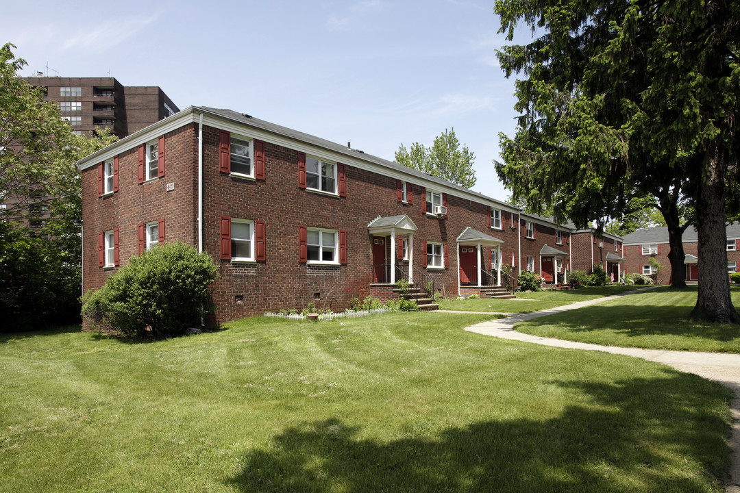 Fort Linwood Gardens in Fort Lee, NJ - Building Photo