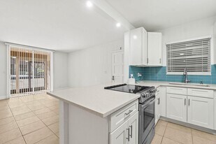 1074 NW 13th St in Boca Raton, FL - Building Photo