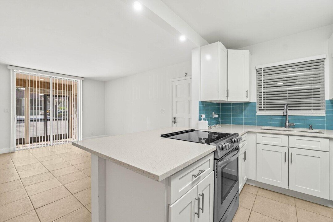1074 NW 13th St in Boca Raton, FL - Building Photo