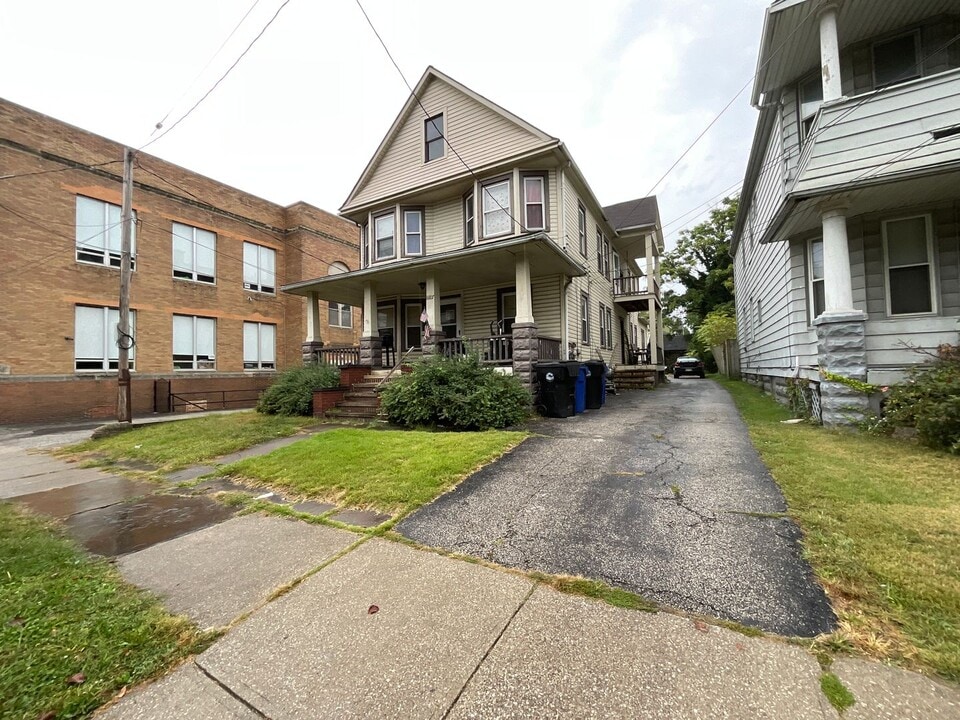 6807 Worley Ave in Cleveland, OH - Building Photo