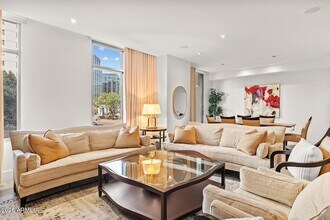 2402 E Esplanade Ln, Unit 204 in Phoenix, AZ - Foto de edificio - Building Photo