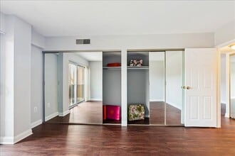 1300 Army Navy Dr in Arlington, VA - Foto de edificio - Building Photo