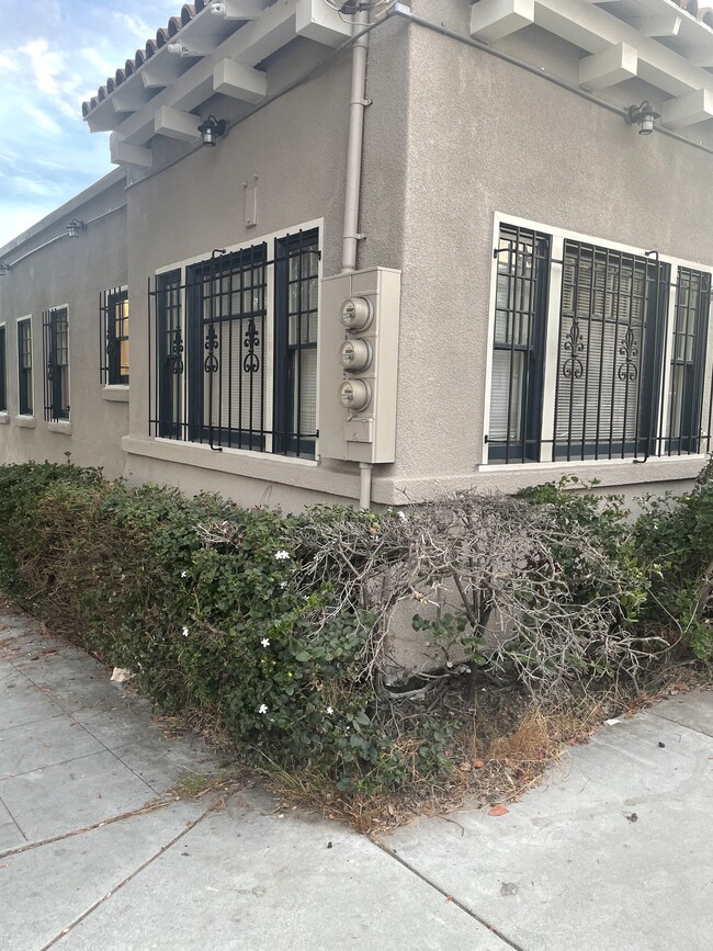 745 Robinson Ave in San Diego, CA - Foto de edificio - Building Photo