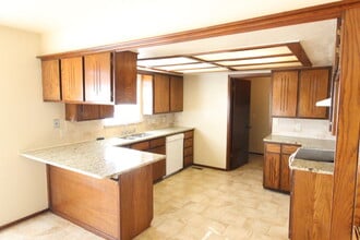 1136 W Johnathan Way in Mustang, OK - Foto de edificio - Building Photo