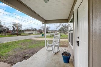 720 E Guadalupe St in La Grange, TX - Building Photo - Building Photo