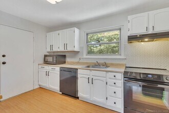 476 Oak Ave in Cheshire, CT - Building Photo - Building Photo