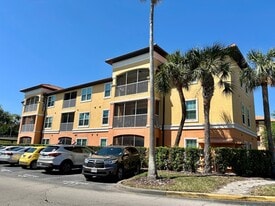 5483 Vineland Rd in Orlando, FL - Building Photo