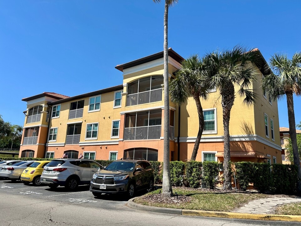 5483 Vineland Rd in Orlando, FL - Building Photo