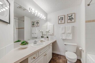 2419 Erlton St SW in Calgary, AB - Building Photo - Building Photo