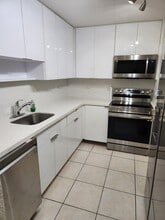 9950 N Kendall Dr, Unit 423 in Miami, FL - Building Photo - Building Photo