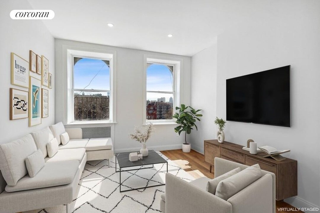 11 Carmine St in New York, NY - Building Photo
