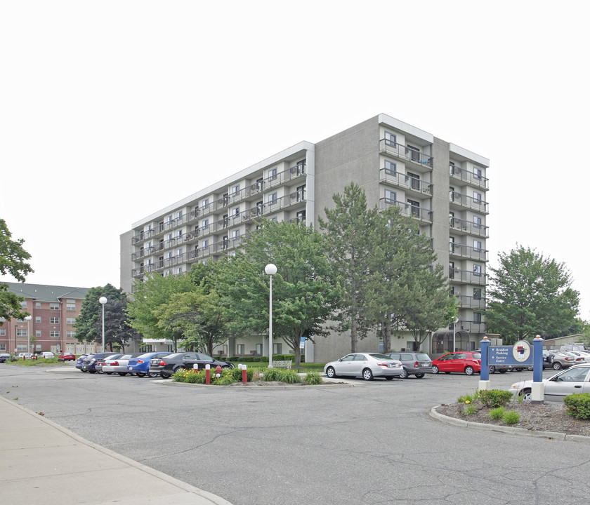 Lakeside Towers in Sterling Heights, MI - Building Photo