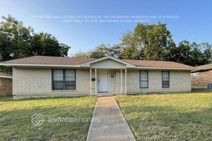 805 Poinsettia Dr in Lancaster, TX - Building Photo