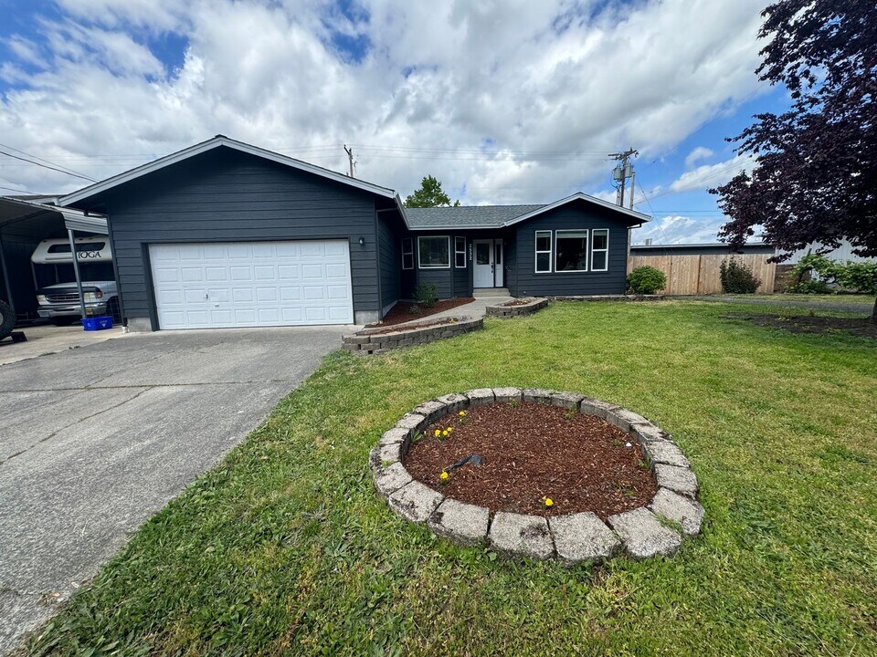 2532 W Jay Ave in Roseburg, OR - Building Photo