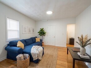 48 Derby St, Unit 1 in Somerville, MA - Foto de edificio - Building Photo