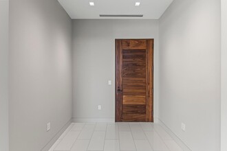 6587 N Palmeraie Blvd, Unit Unit 2003 in Paradise Valley, AZ - Building Photo - Building Photo